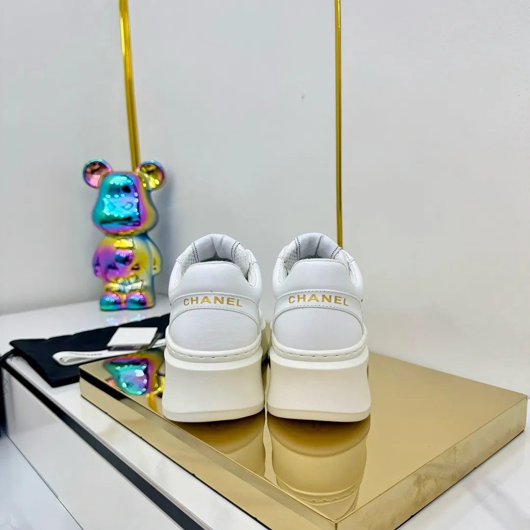 👟👟Ex-factory price 600👟👟 Upgraded version, upgraded version, upgraded version! No rebuttal accepted! ! ! ! Chanel Chanel panda shoes! 2025 counter's top casual sports shoes. This classic design; the upper is electro-embroidered with a variety of techniques; the outsole is fashionable and sporty; the unusual inclusion of a variety of color matching elements... The diversified mix and match is very good-looking and versatile, and can be used for leisure, fashion, sports, and outdoor... ꫛꫀꪝ Go➫ Materials: ❶Upper made of: original imported first-layer silk cowhide + original waterproof cloth + original first-layer cowhide ❷Inner lining: Original Yangli+Net ❸Outsole based on: Original TPU combination outsole Counter boutique packaging complete set for women 35–41 👉 👉 👉 👉